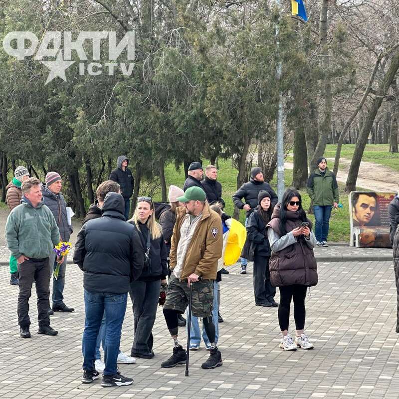 Люди несли цветы: в Одессе попрощались с убитым активистом Демьяном Ганулом. Фото и видео