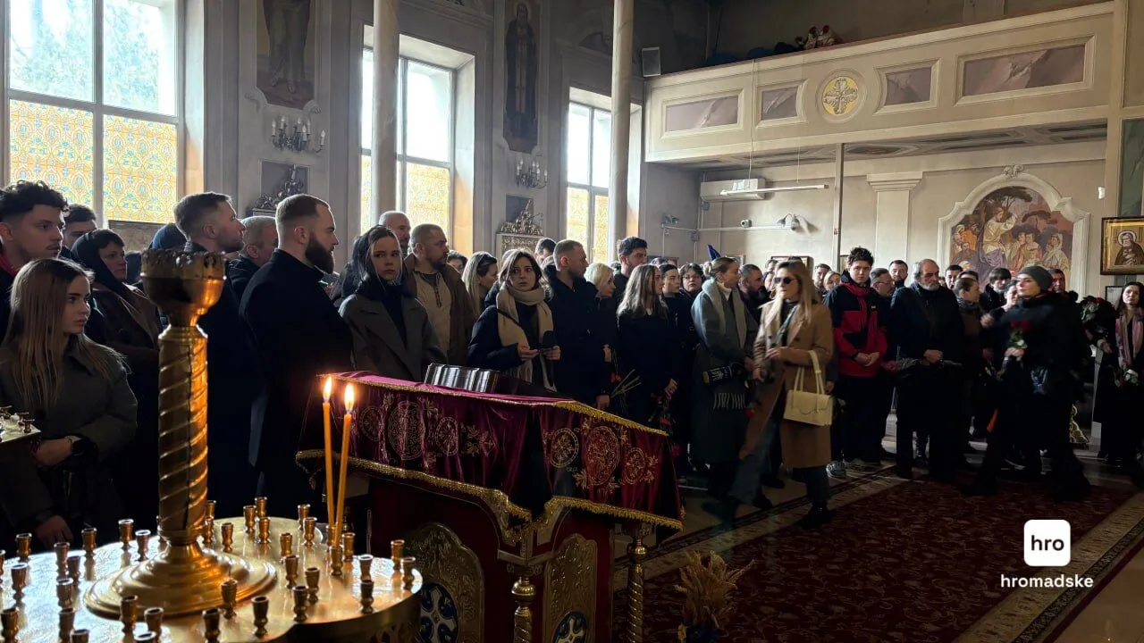 Люди несли цветы: в Одессе попрощались с убитым активистом Демьяном Ганулом. Фото и видео