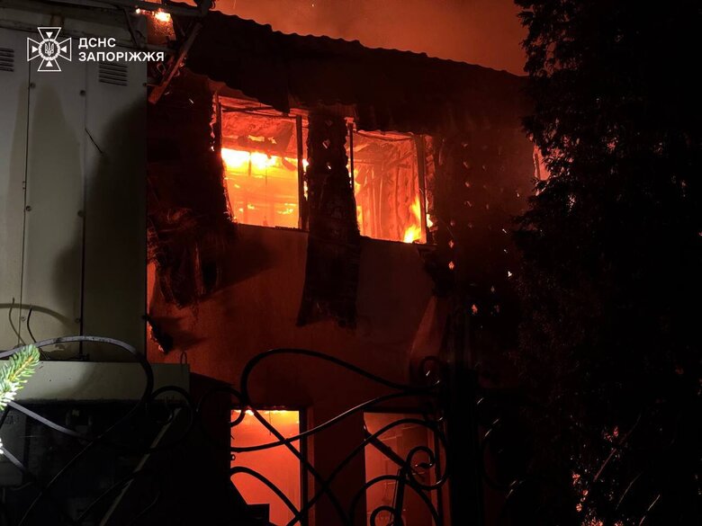 В результаті російських обстрілів у Запорізькому районі спалахнули пожежі