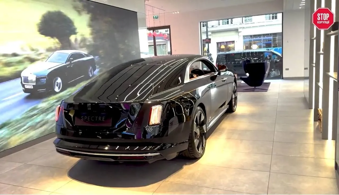 Аналогічне авто у британському салоні Roll’s Royce dqxikeidqxiqqeant