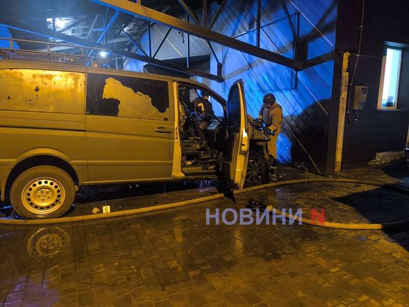 В центре Николаева подожгли военный микроавтобус – подозревают подростков dqxikeidqxitkant
