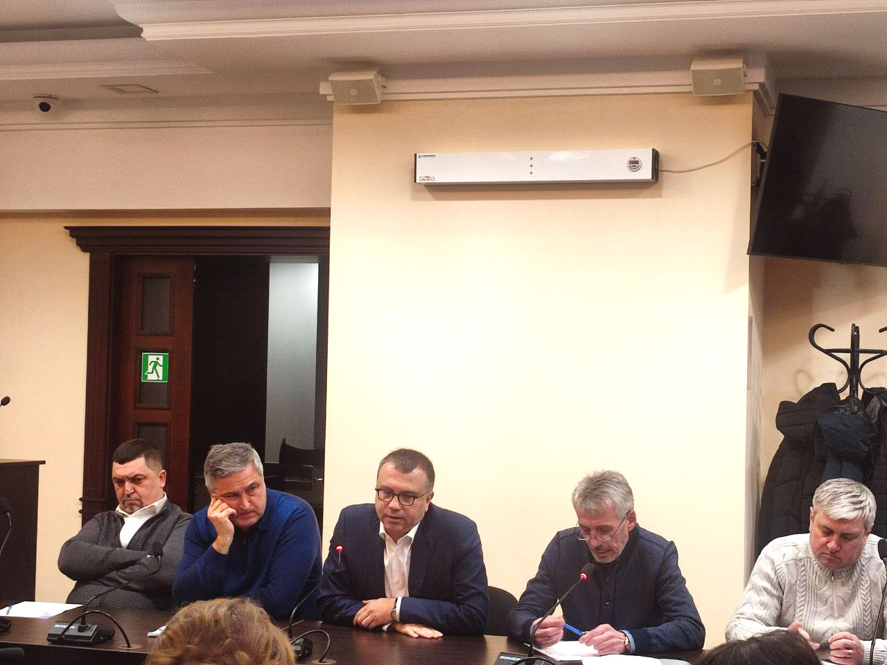 Група суддів ОАСК на чолі з Павлом Вовком (посередині в окулярах) на судовому засіданні у справі про вчинення спроб захоплення держвлади і перешкоджанні роботи Вищої кваліфікаційної комісії суддів dqxikeidqxitkant