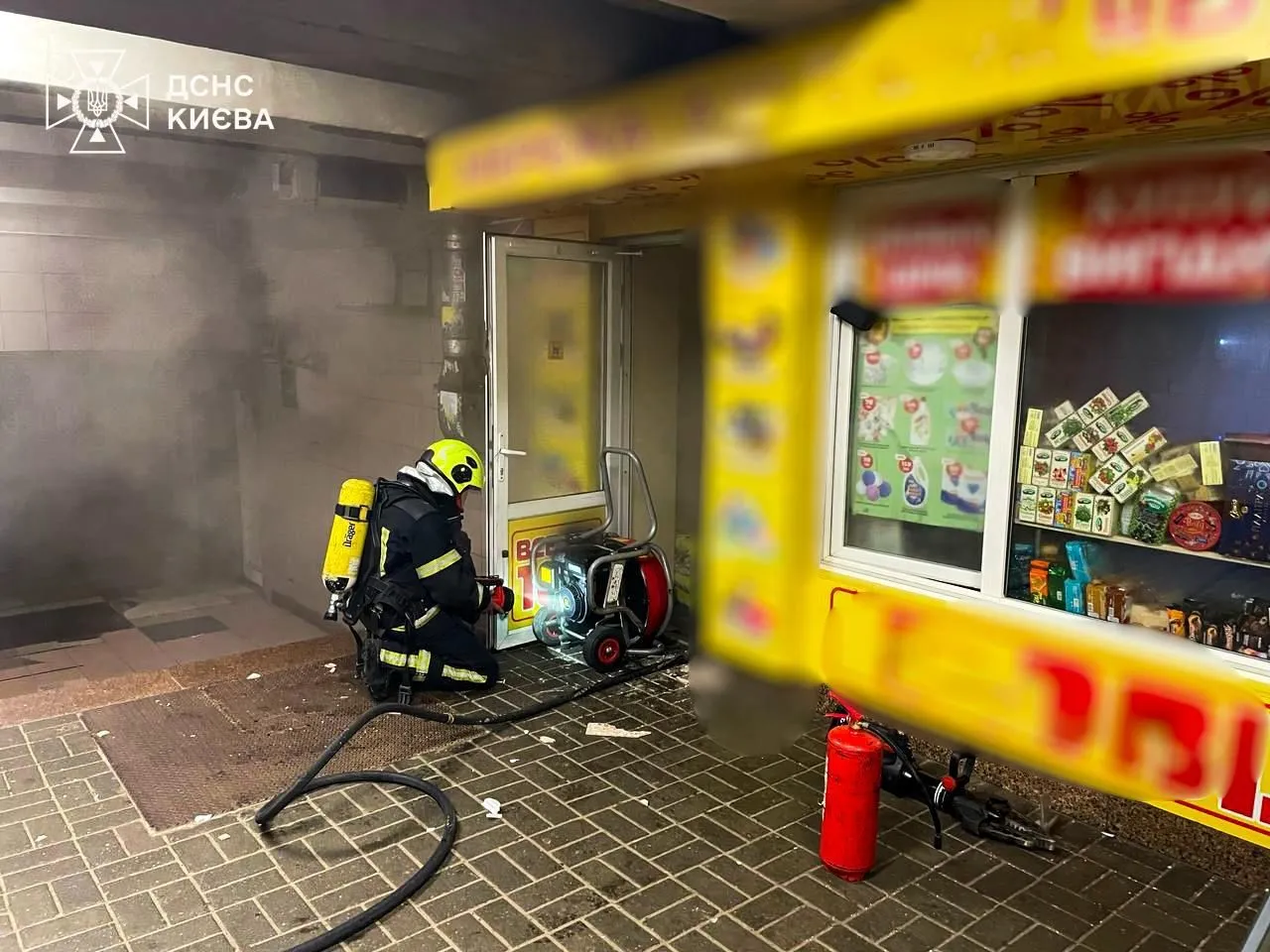 В Киеве произошел пожар в подземном переходе возле станции метро. Подробности и фото