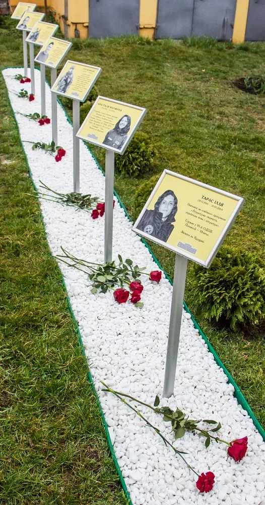 Алея пам’яті загиблих студентів з’явилася в університеті Шевченка:  dqxikeidqxitkant