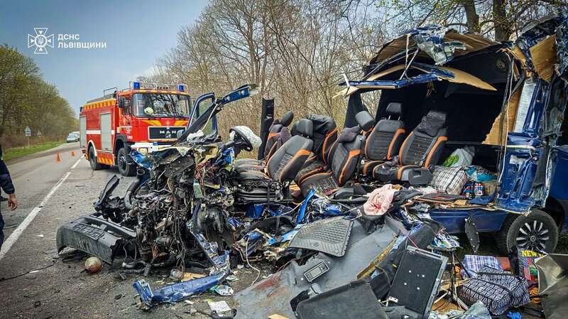 Во Львовской области столкнулись микроавтобус и автовоз: в ужасном ДТП погибли двое людей, есть пострадавшие. Фото