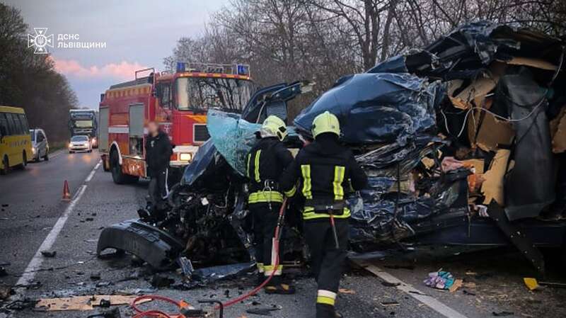 Во Львовской области столкнулись микроавтобус и автовоз: в ужасном ДТП погибли двое людей, есть пострадавшие. Фото