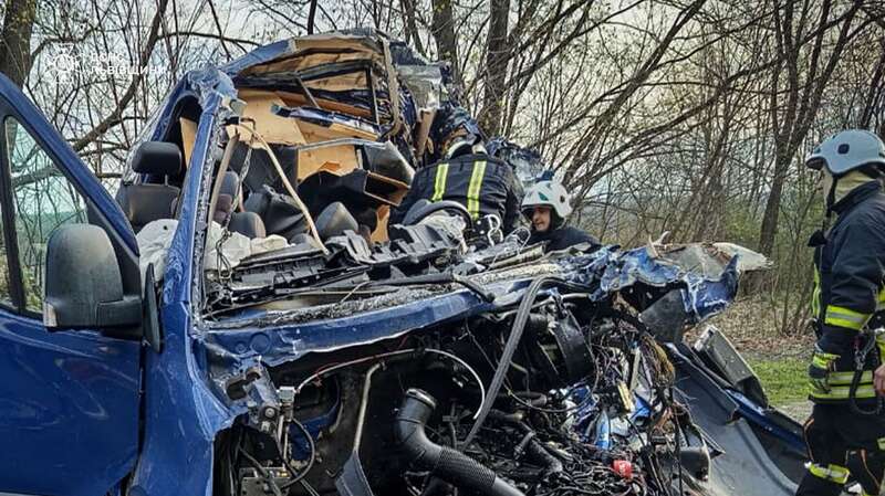 На Львівщині зіткнулись мікроавтобус та автовоз: у жахливій ДТП загинуло двоє людей, є постраждалі. Фото dqxikeidqxitkant