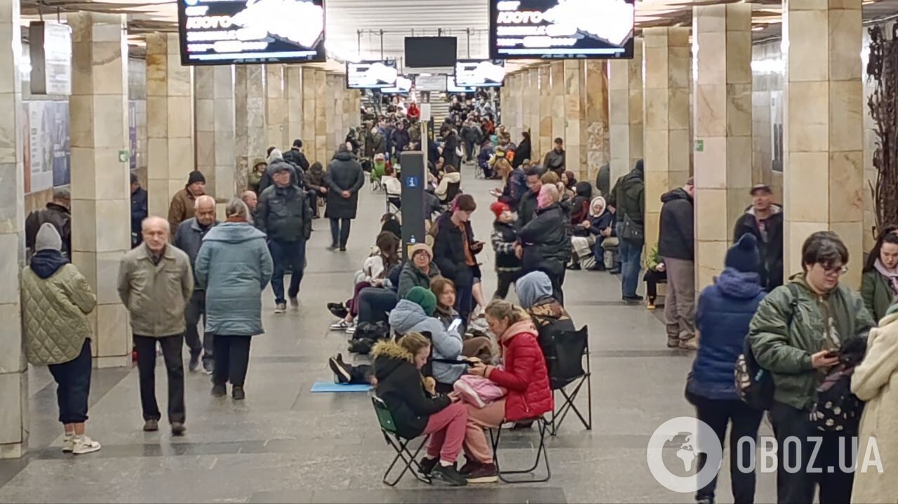 The Kyiv metro turned into a spontaneous shelter due to a missile attack by the Russian army. Photo dqxikeidqxitkant