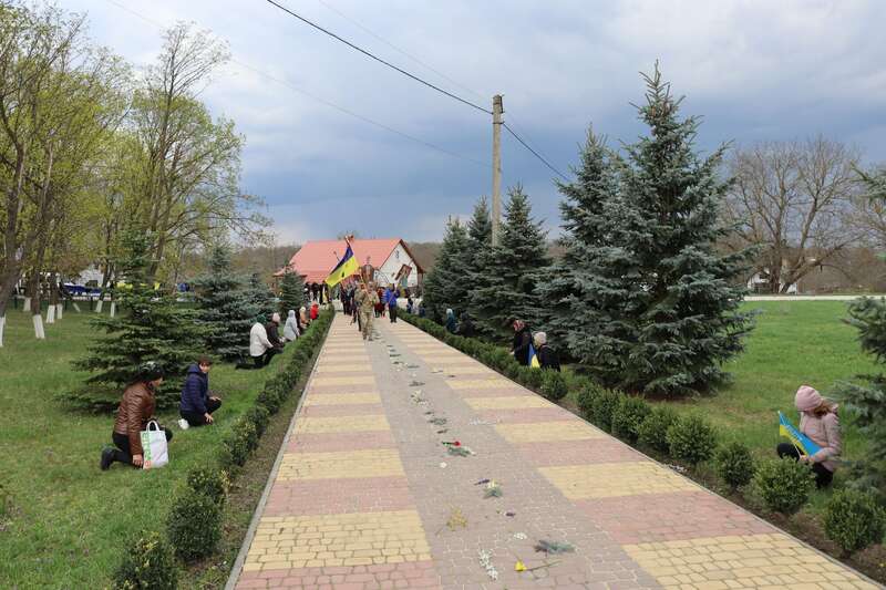 Більше місяця вважався зниклим безвісти: на Луганщині загинув старший солдат Василь Злагода з Буковини. Фото