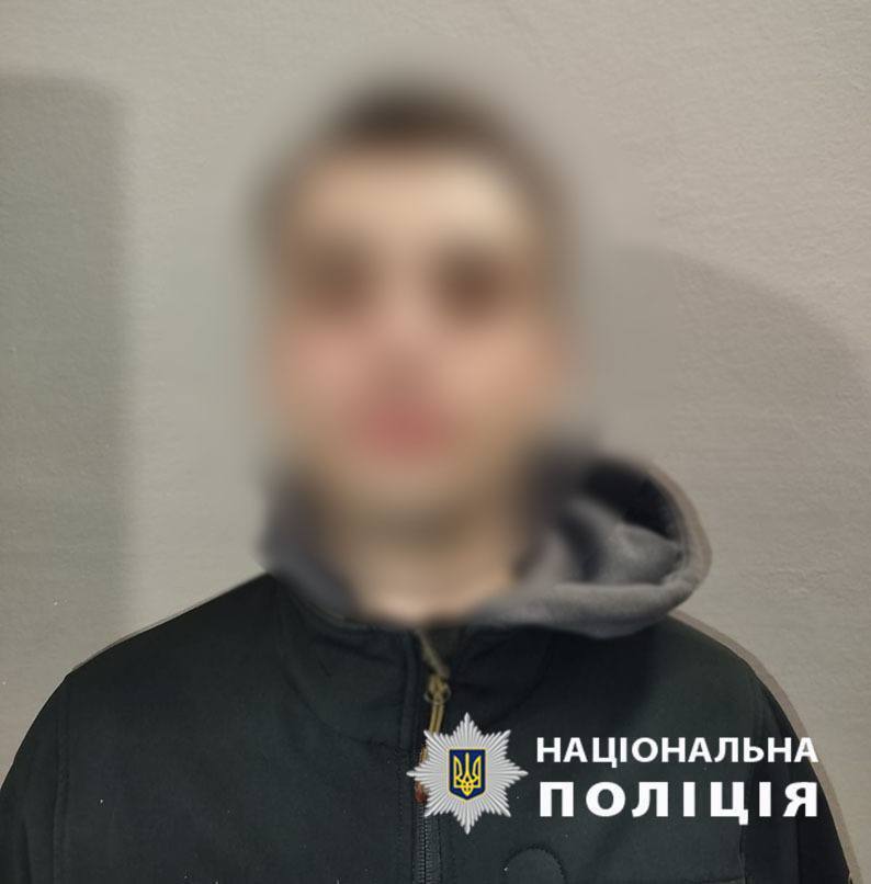 Підпалив Mercedes у паркінгу елітного ЖК на Печерську: у Києві затримали зловмисника. Подробиці та фото