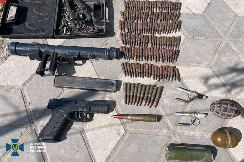 Был завербован дистанционно: СБУ задержала вражеского корректировщика, который наводил удары РФ на Херсон. Фото