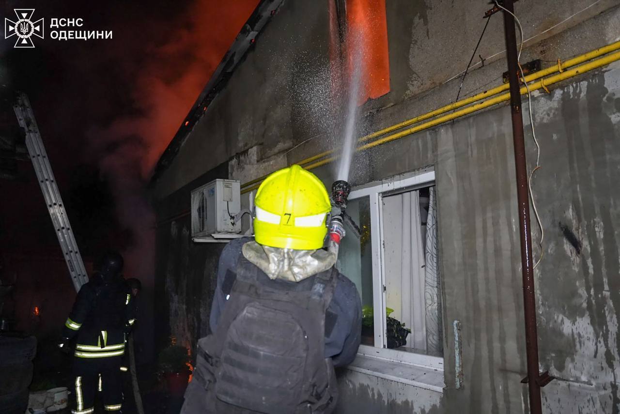 Окупанти атакували Одесу дронами, спалахнули пожежі: є постраждалі. Фото і відео