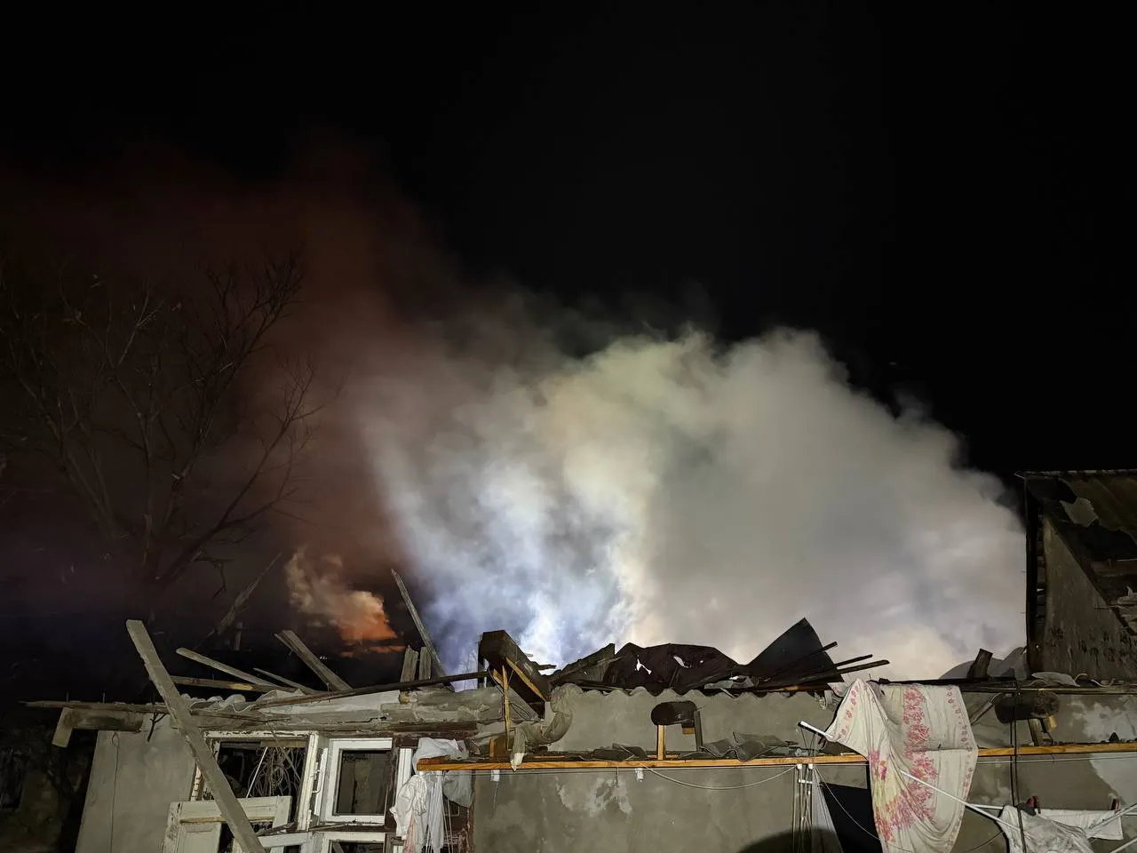 Окупанти атакували Одесу дронами, спалахнули пожежі: є постраждалі. Фото і відео