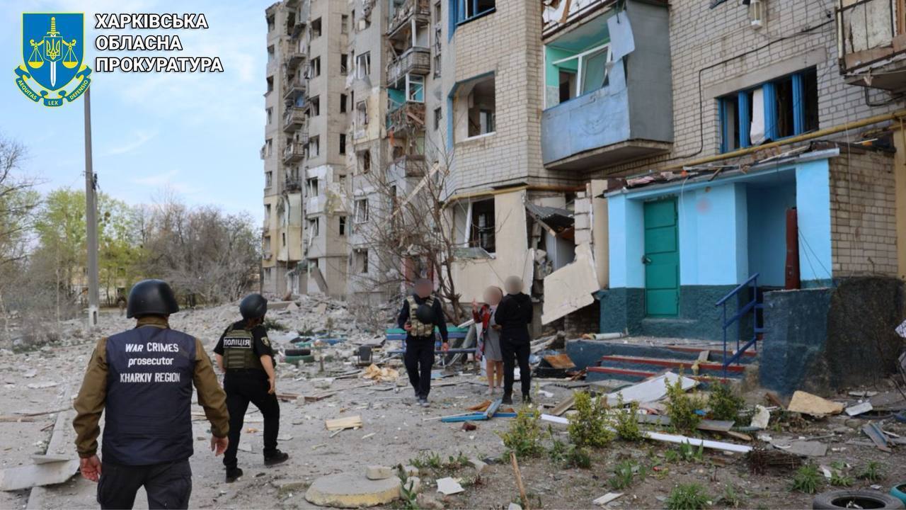 Russia dropped an aerial bomb on a building in Kupiansk: a woman was injured. Photo