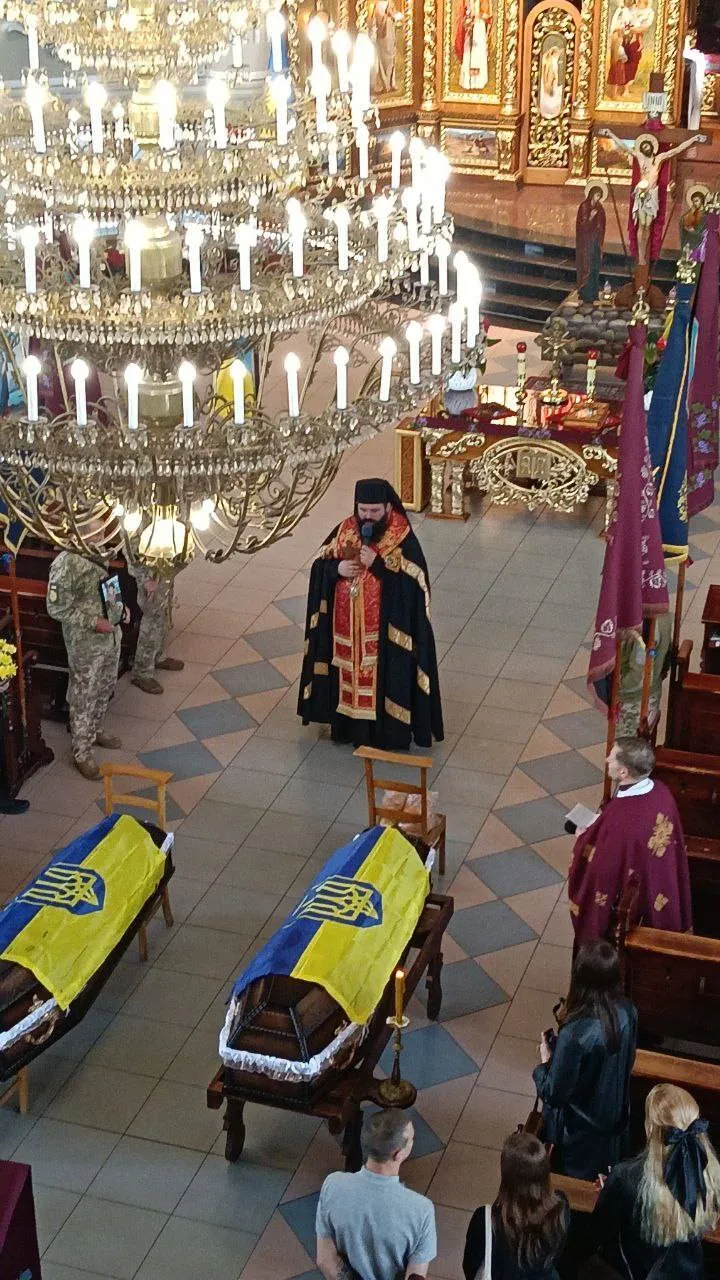 Община в трауре: на Львовщине попрощались со двоюродными братьями-Героями. Фото