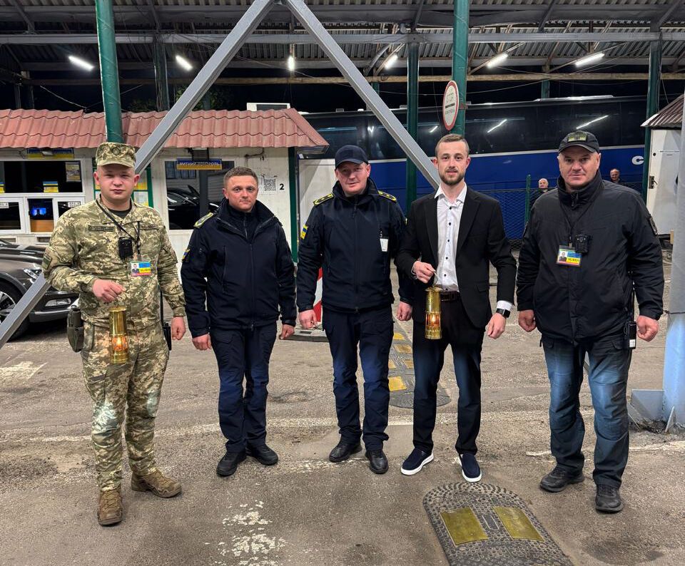 В Україну на Великдень привезли Благодатний вогонь. Перші фото