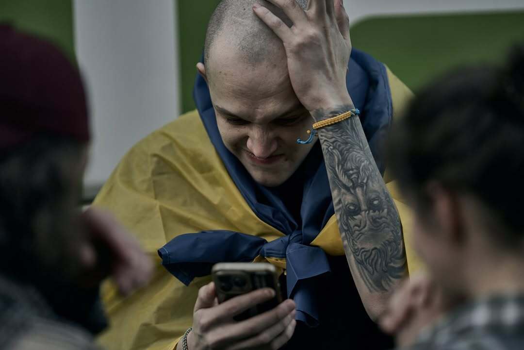 Звільнений з полону воїн розплакався, побачивши свого кумира Ярмака: репер теж не стримав сліз. Зворушливе відео dqxikeidqxitkant