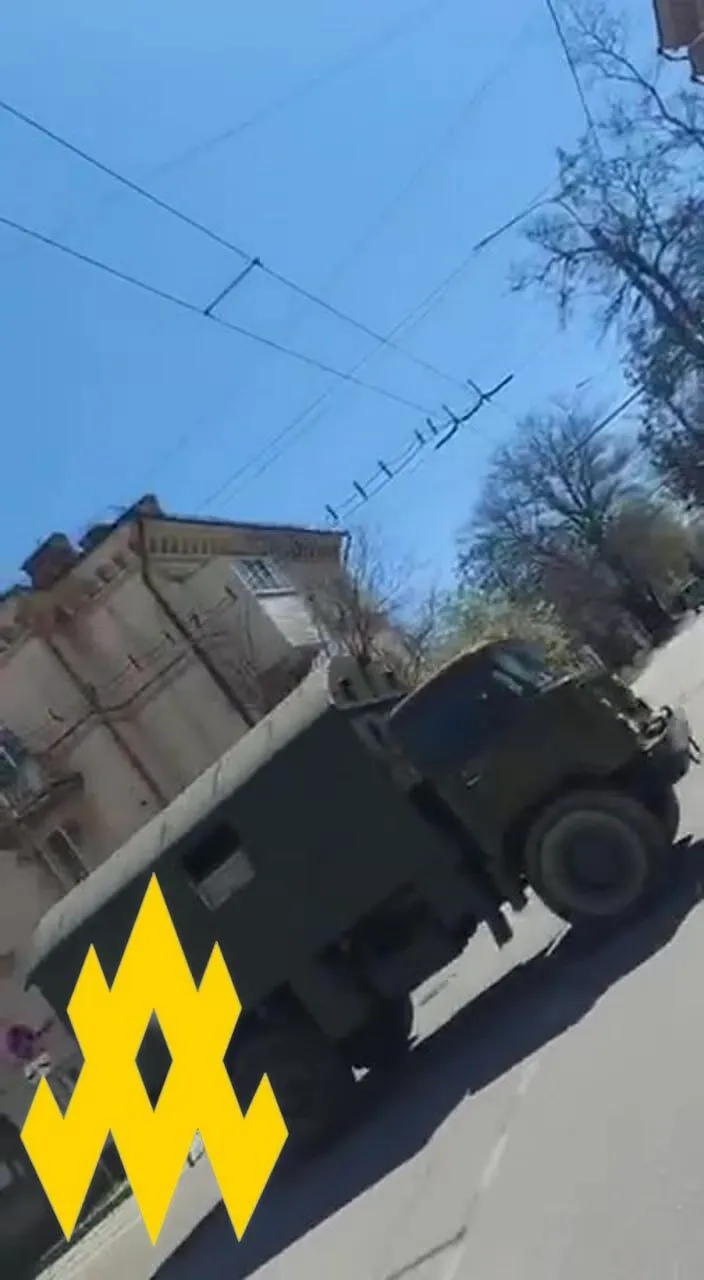 Оккупанты массово перемещают технику в Крыму: в