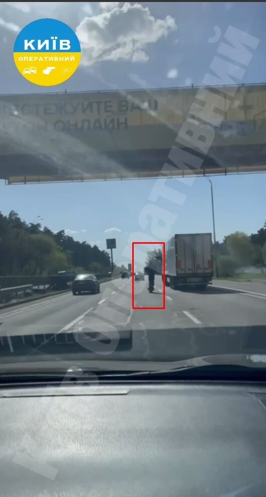 Обганяв авто: у Києві чоловік на електросамокаті їхав Броварським шосе на великій швидкості. Відео dqxikeidqxitkant