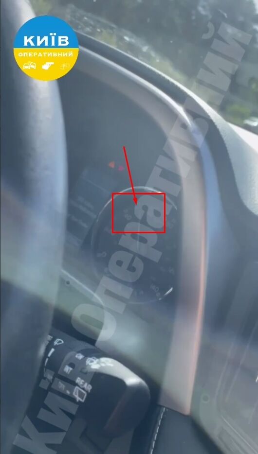 Обганяв авто: у Києві чоловік на електросамокаті їхав Броварським шосе на великій швидкості. Відео