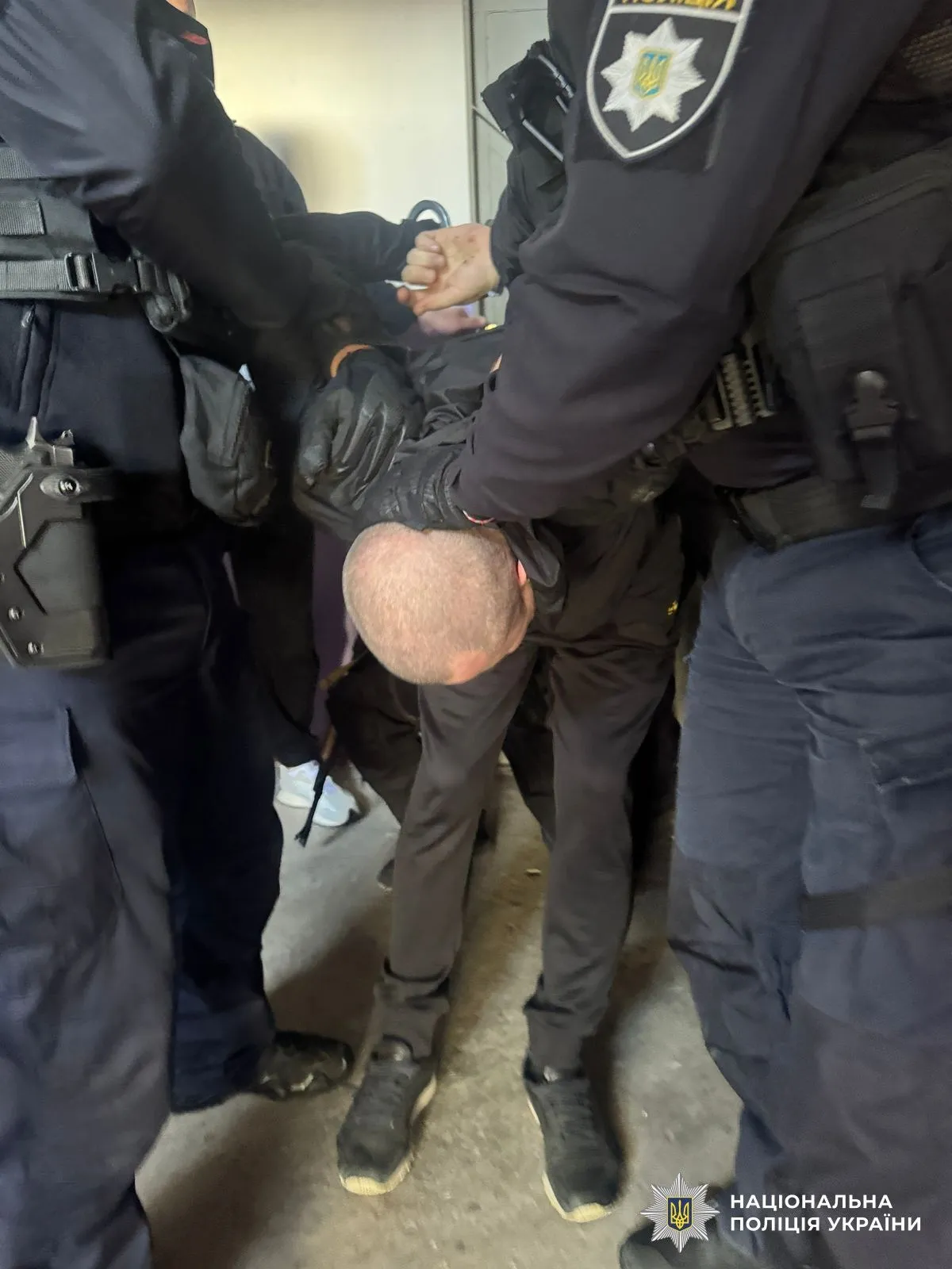 У Миколаєві чоловік відкрив стрілянину у магазині через зауваження: зловмисника затримали. Фото