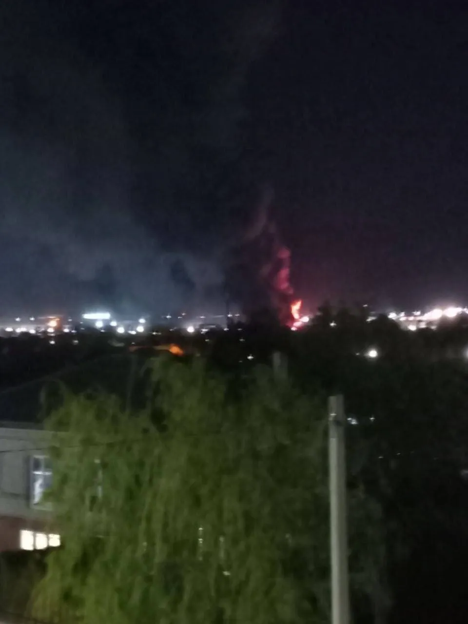 В Новороссийске прогремели мощные взрывы: сообщают о пожаре у нефтебазы. Видео dqxikeidqxitkant