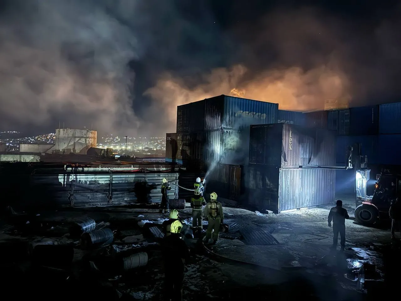 В Новороссийске прогремели мощные взрывы: сообщают о пожаре у нефтебазы. Видео