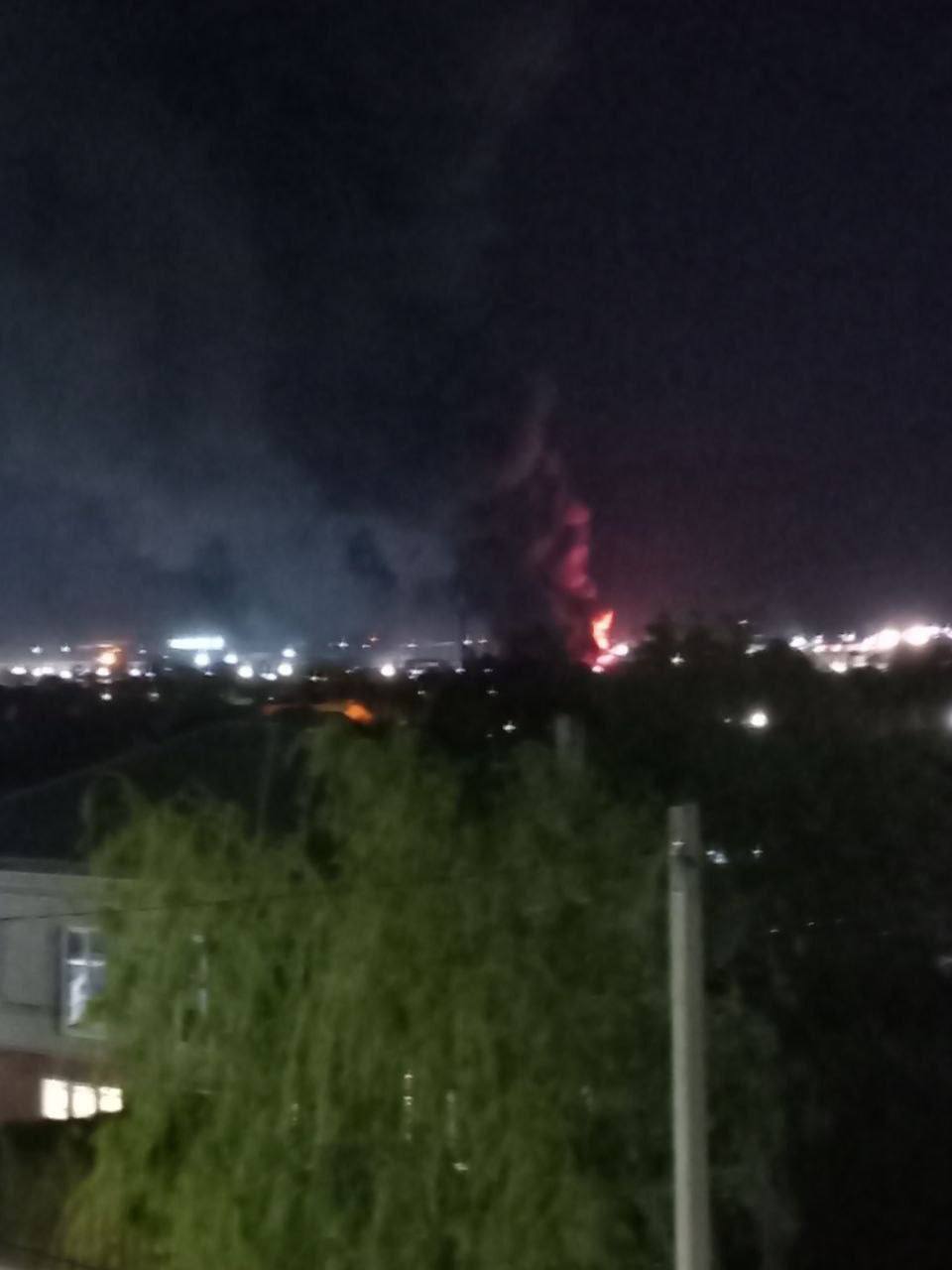 У Новоросійську пролунали потужні вибухи: повідомляють про пожежу біля нафтобази. Відео dqxikeidqxitkant