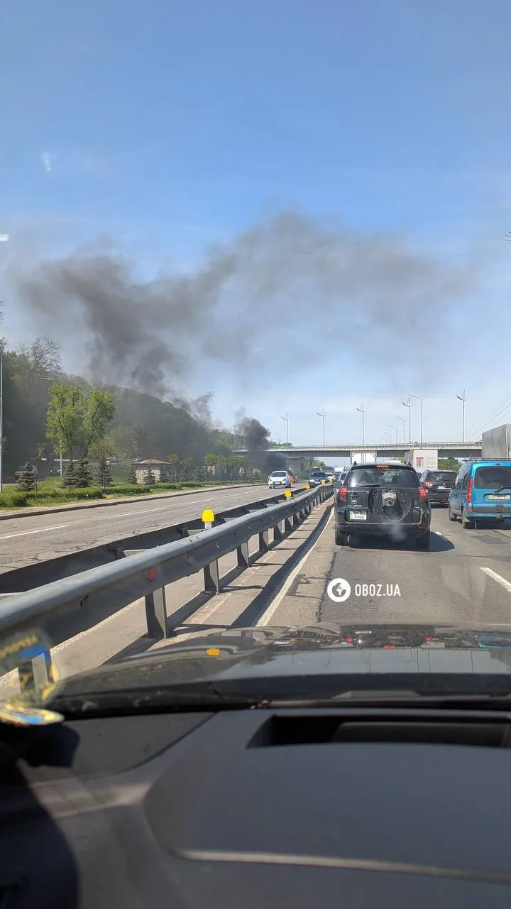 У Києві повністю згорів легковик поблизу моста Метро. Усі подробиці та фото dqxikeidqxitkant