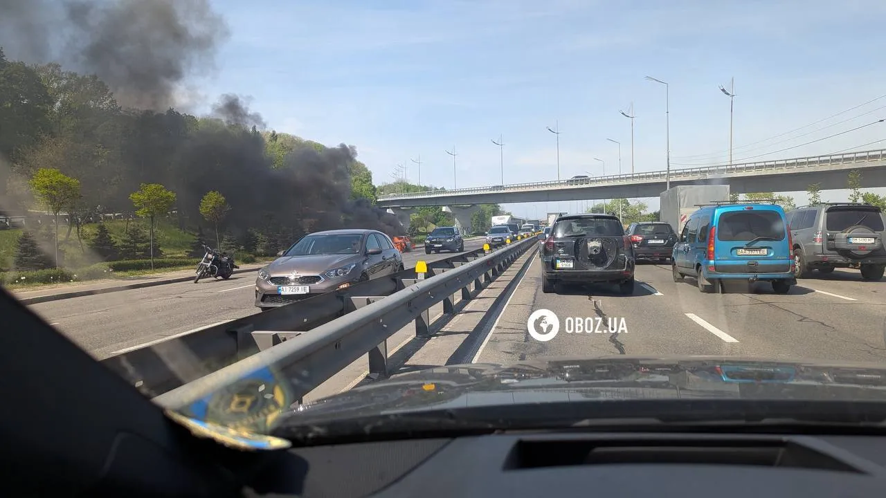 У Києві повністю згорів легковик поблизу моста Метро. Усі подробиці та фото