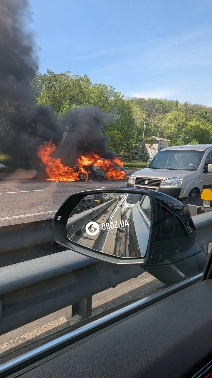 У Києві повністю згорів легковик поблизу моста Метро. Усі подробиці та фото