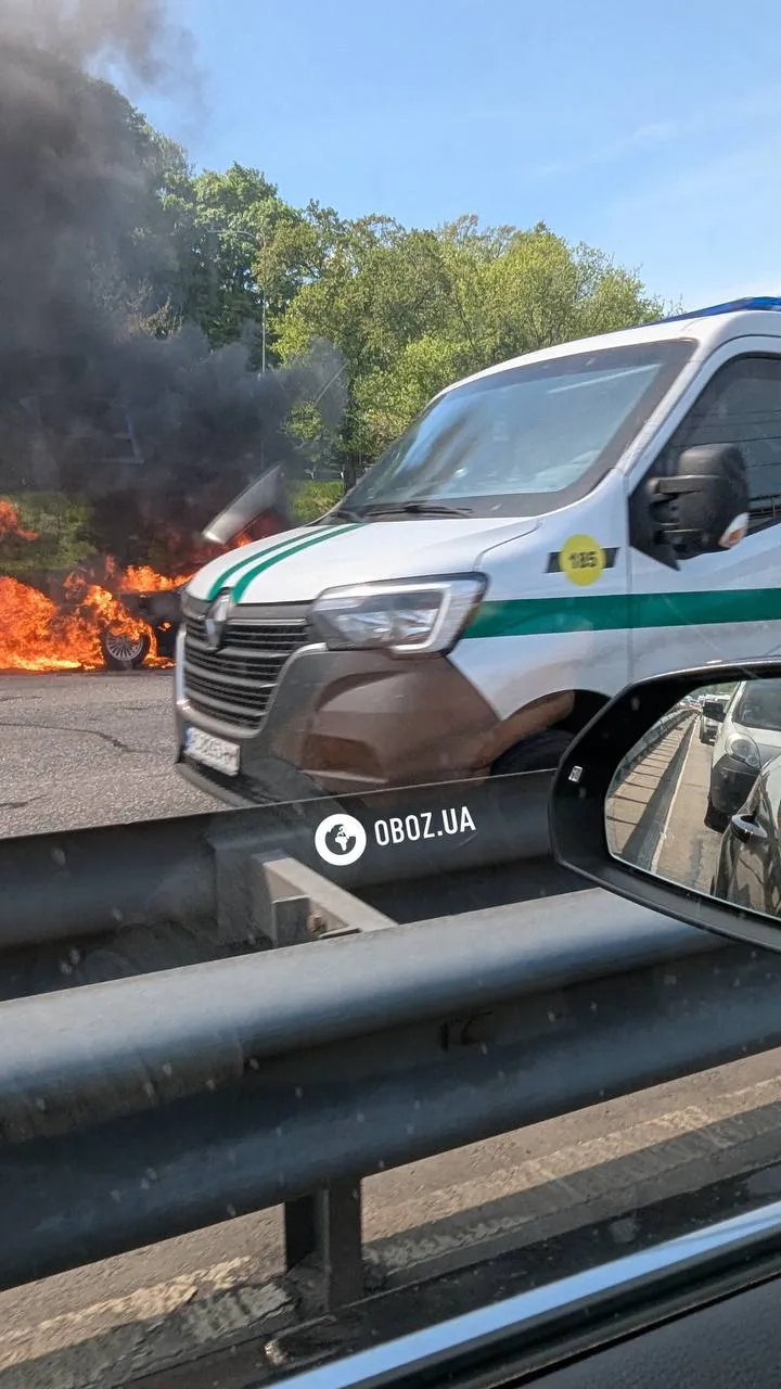 У Києві повністю згорів легковик поблизу моста Метро. Усі подробиці та фото