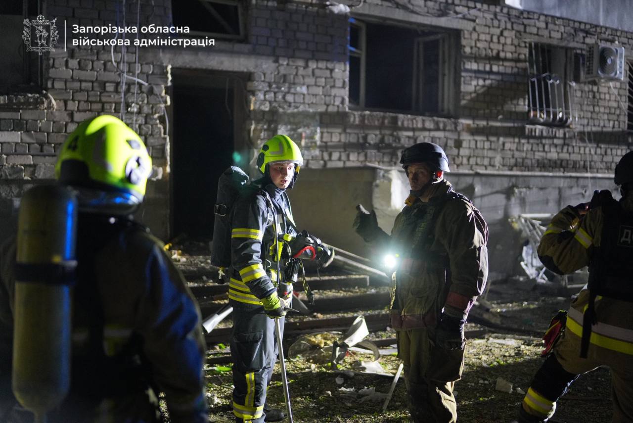 Возможно, это изображение 4 человека, огонь и текст