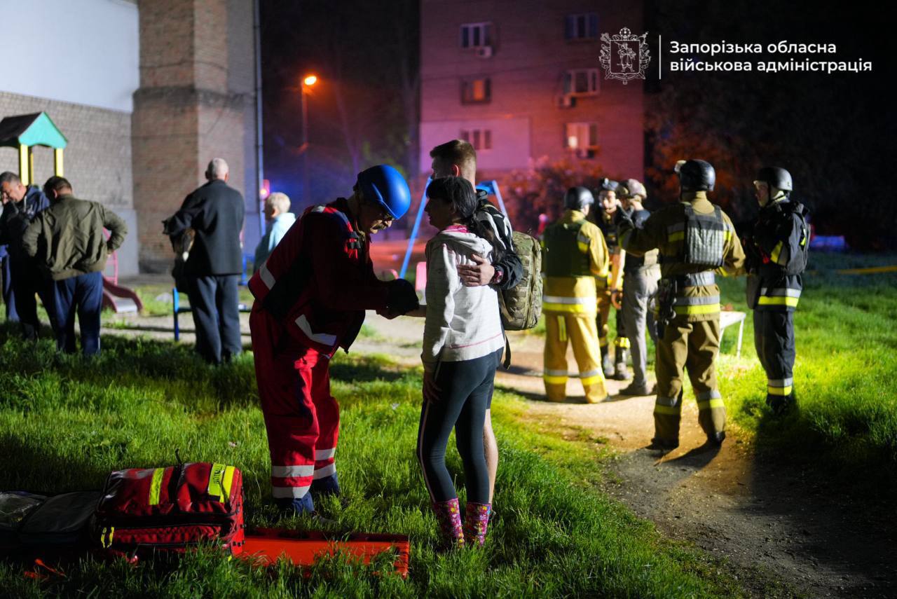 Возможно, это изображение 10 человек, скорая помощь и текст