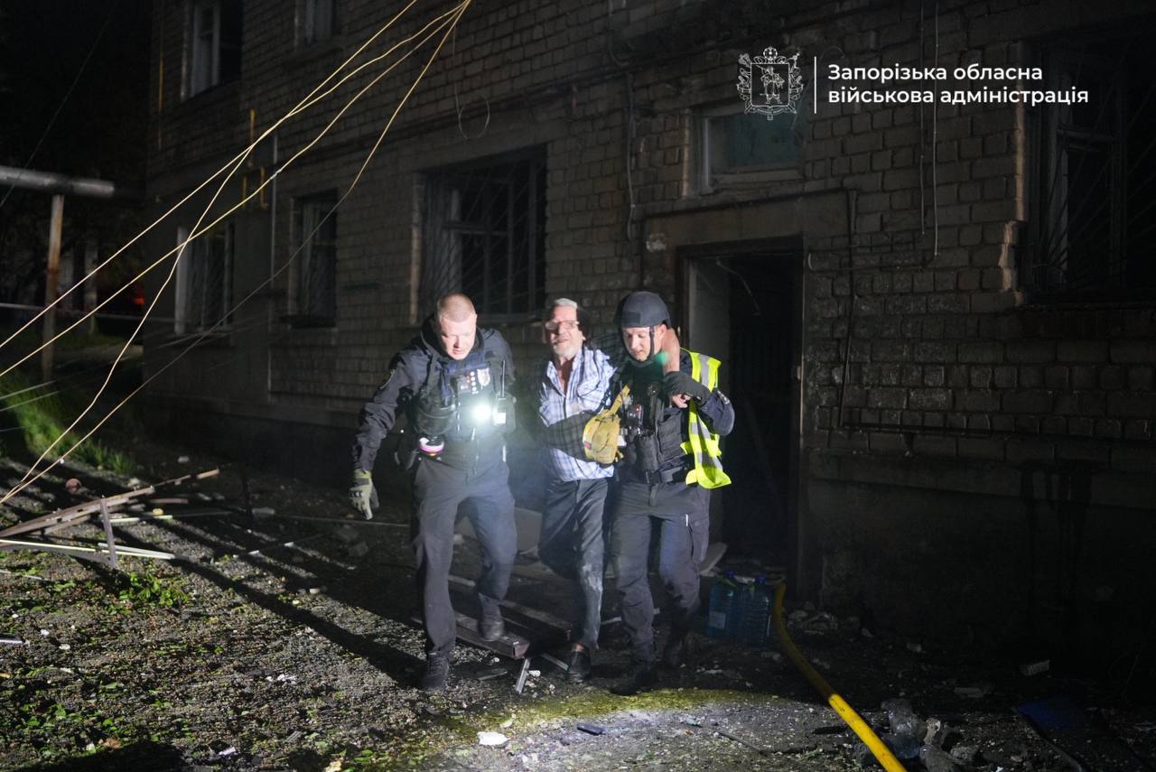 Возможно, это изображение 3 человека, огонь и текст