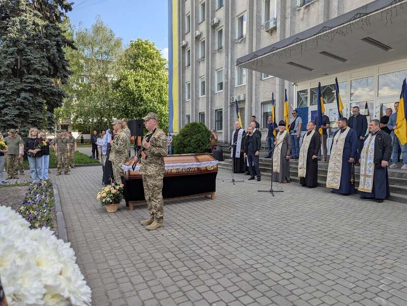 Прощання з Максимом Ткачуком, який загинув 25 квітня на Луганщині.