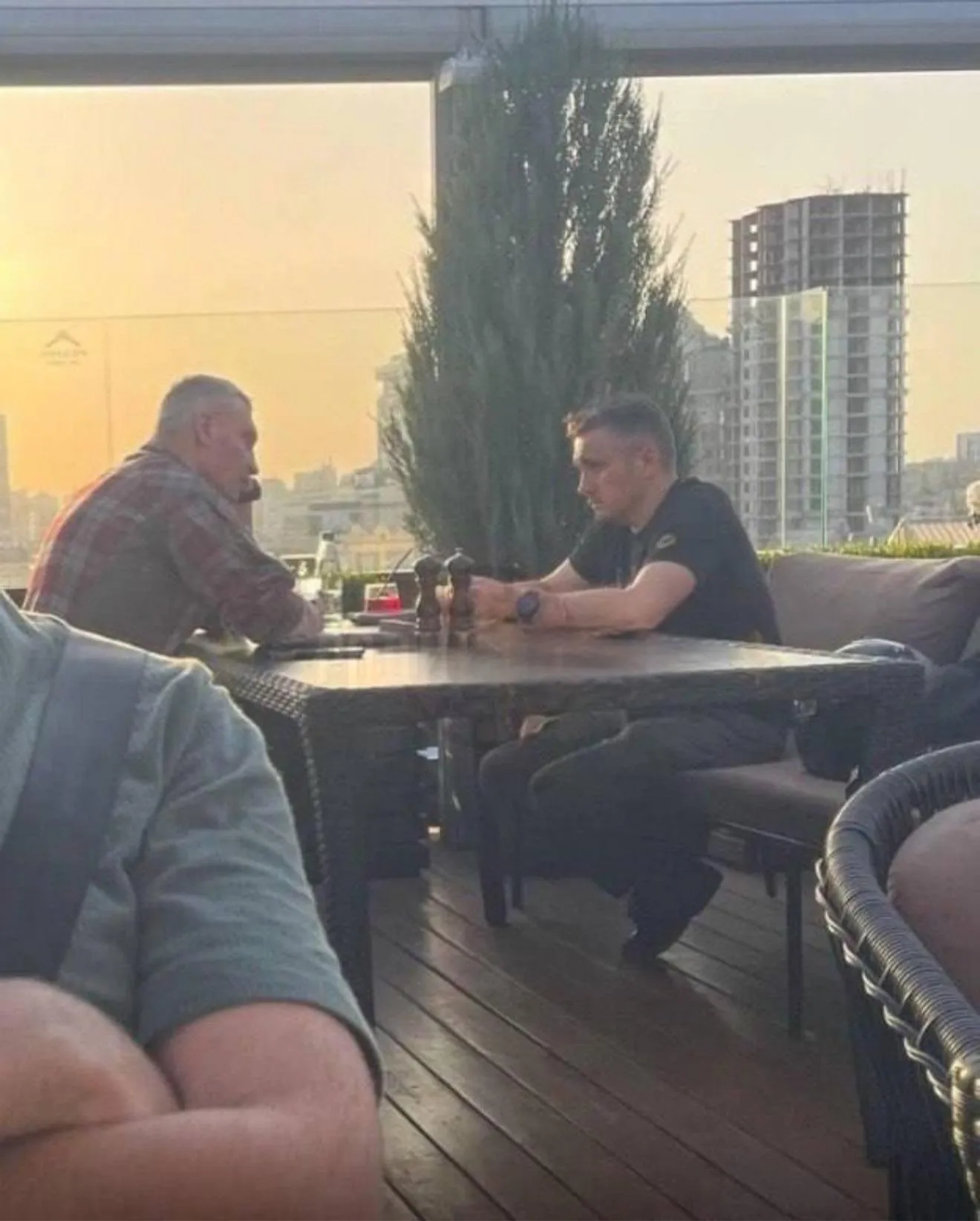 Встреча на террасе ресторана трудно назвать тайной, а вот причины ее dqxikeidqxitkant