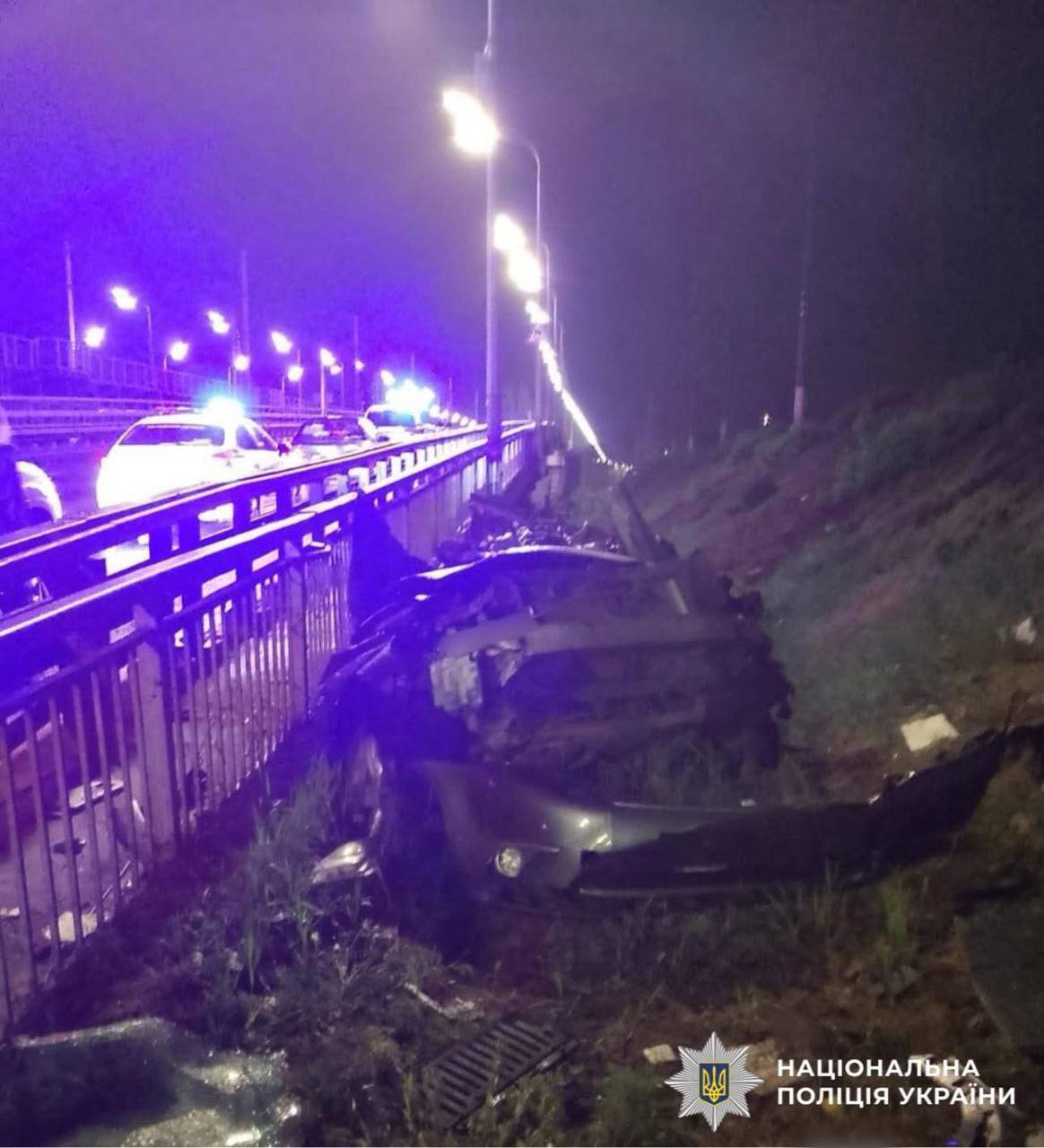 В Киеве на Дарницком мосту произошло серьезное ДТП: водитель лишился обеих ног. Фото dqxikeidqxiqqeant