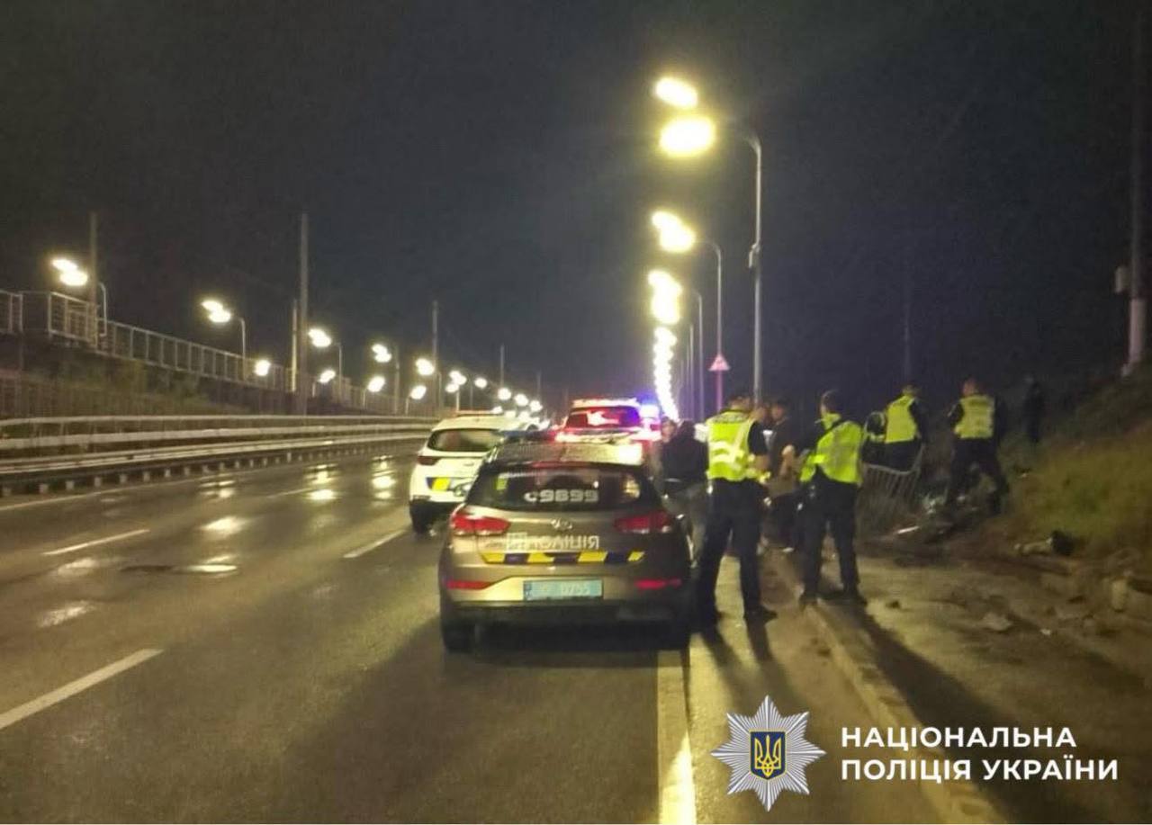 В Киеве на Дарницком мосту произошло серьезное ДТП: водитель лишился обеих ног. Фото