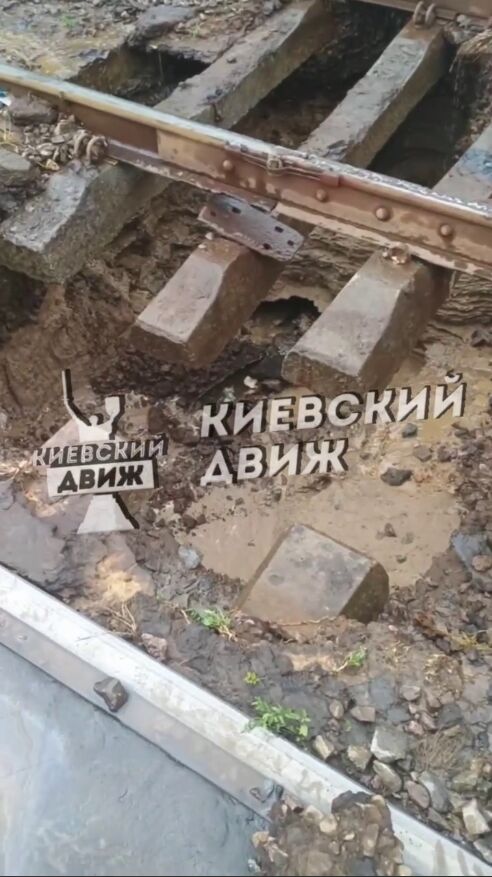 У Києві на Воскресенці прорвало трубу під трамвайною колією: утворилась вирва. Подробиці та відео