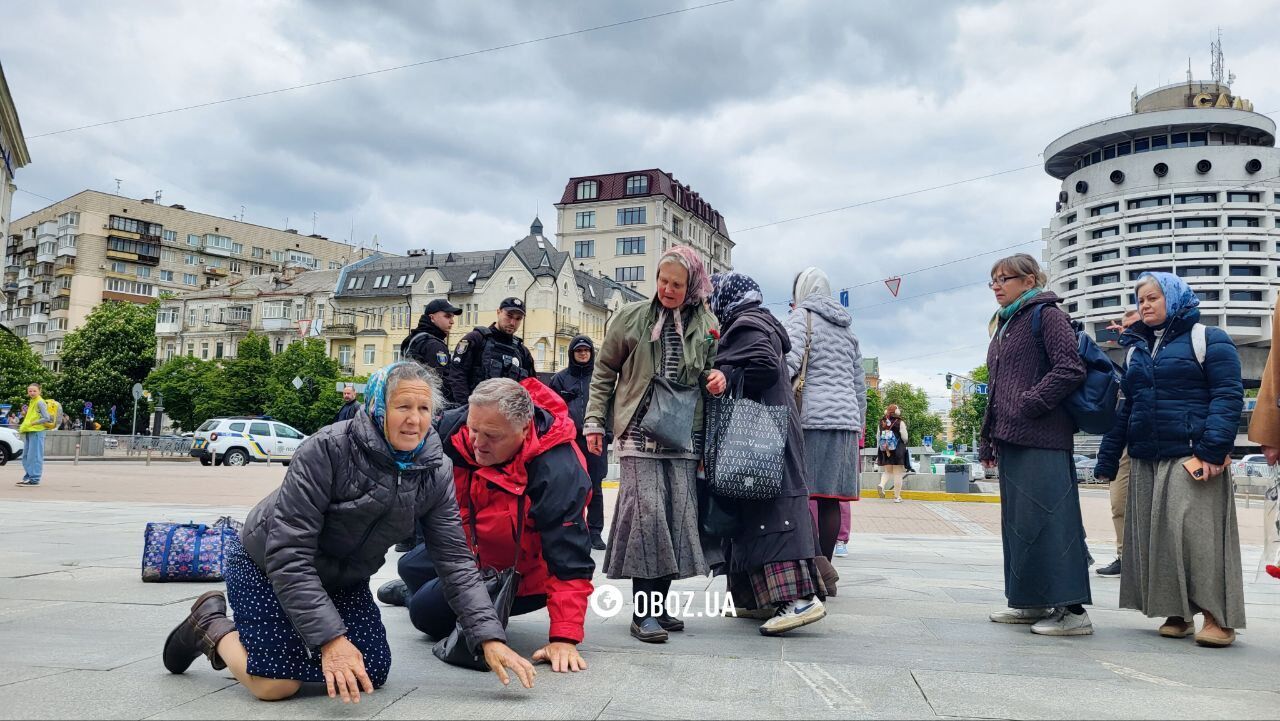 Співав радянські пісні, а потім лежав на землі з жінкою: у Києві адепти dqxikeidqxiqqeant