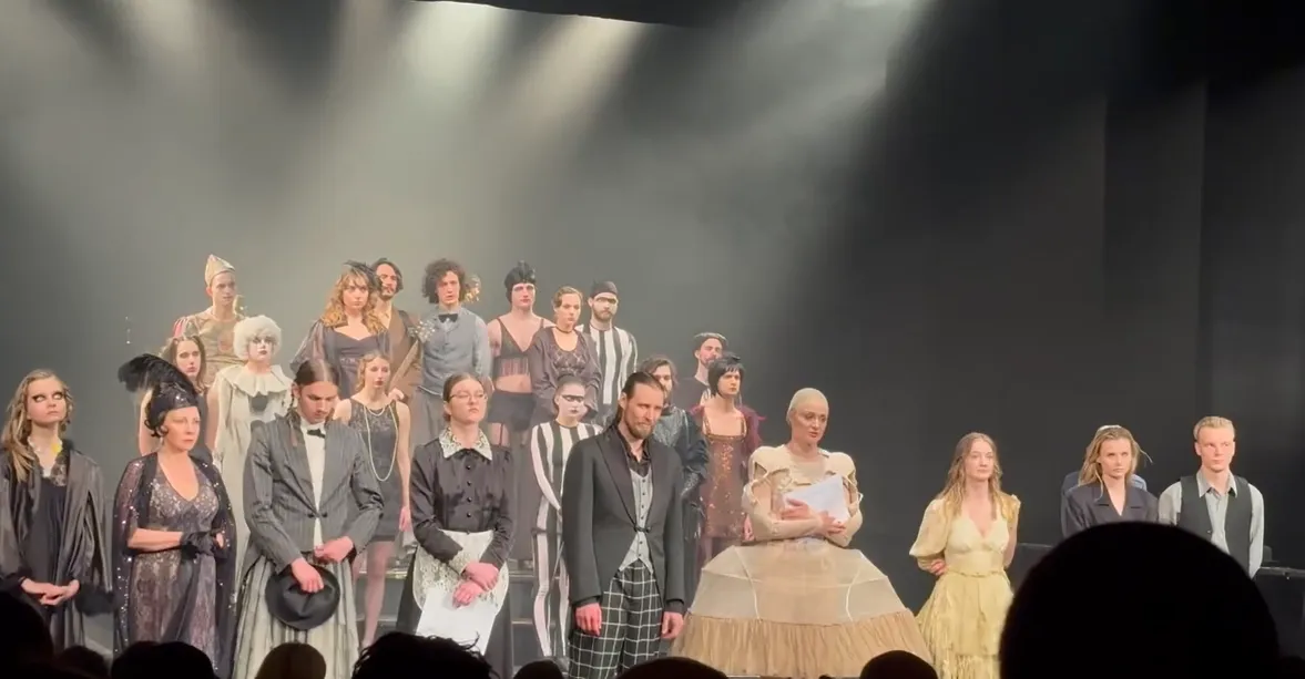 Актори Молодіжного театру вчинили безпрецедентний крок через сексуальне насильство з боку керівника: їхня  dqxikeidqxitkant