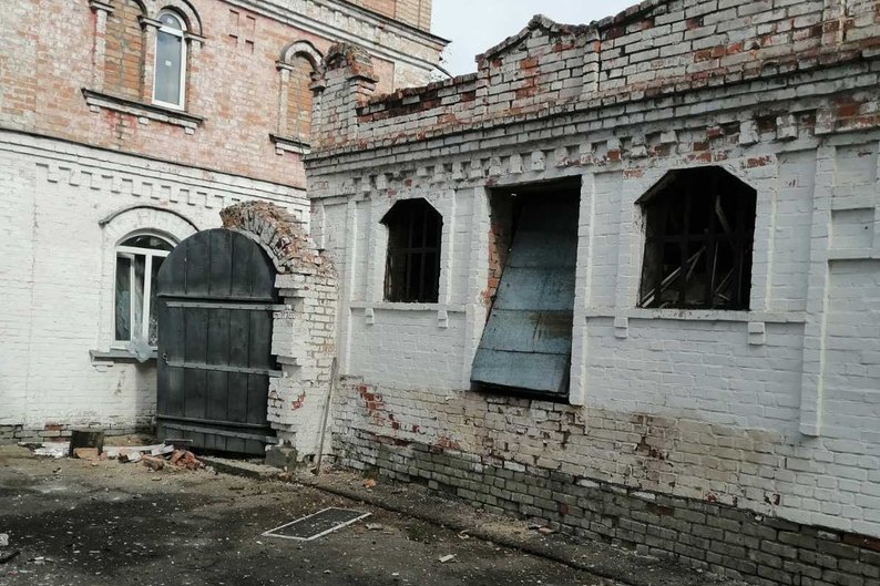 В Белополье повреждена Петропавловская церковь из-за обстрела