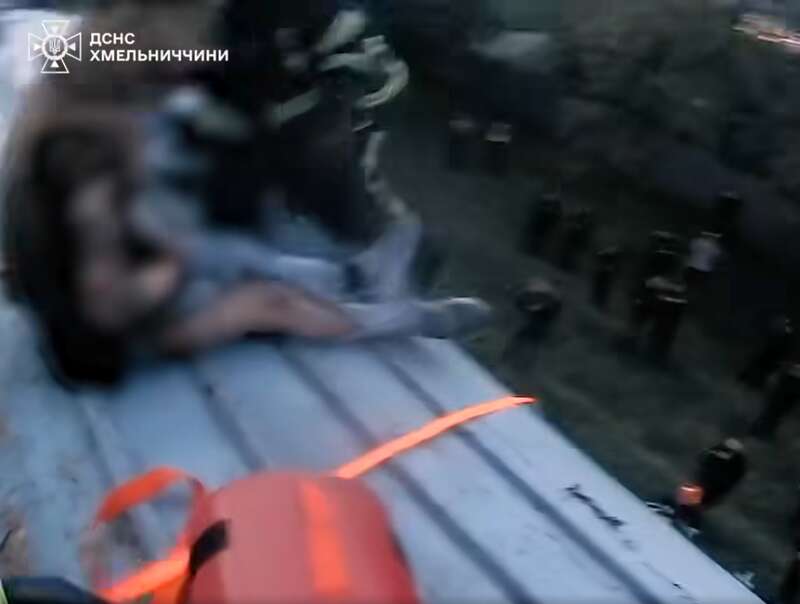 У Хмельницькому підлітка вразило струмом на даху вагона: медики розповіли, в якому він стані. Відео dqxikeidqxiqqeant