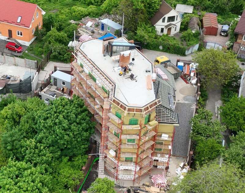 З мансардою і видом на Батьківщину-матір: журналісти показали виведений з-під арешту будинок підрядника МОУ Мітрохіна