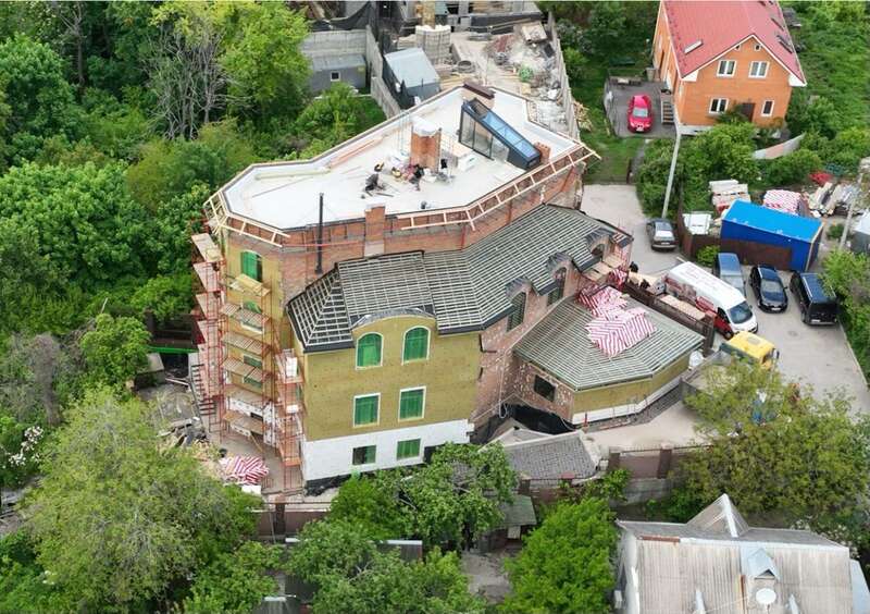 З мансардою і видом на Батьківщину-матір: журналісти показали виведений з-під арешту будинок підрядника МОУ Мітрохіна