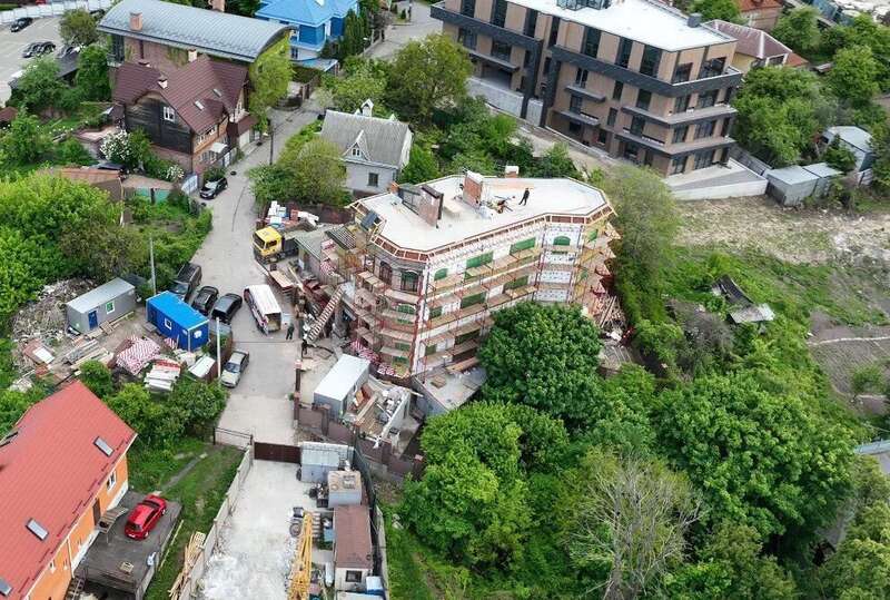 З мансардою і видом на Батьківщину-матір: журналісти показали виведений з-під арешту будинок підрядника МОУ Мітрохіна