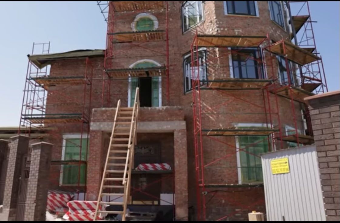 З мансардою і видом на Батьківщину-матір: журналісти показали виведений з-під арешту будинок підрядника МОУ Мітрохіна