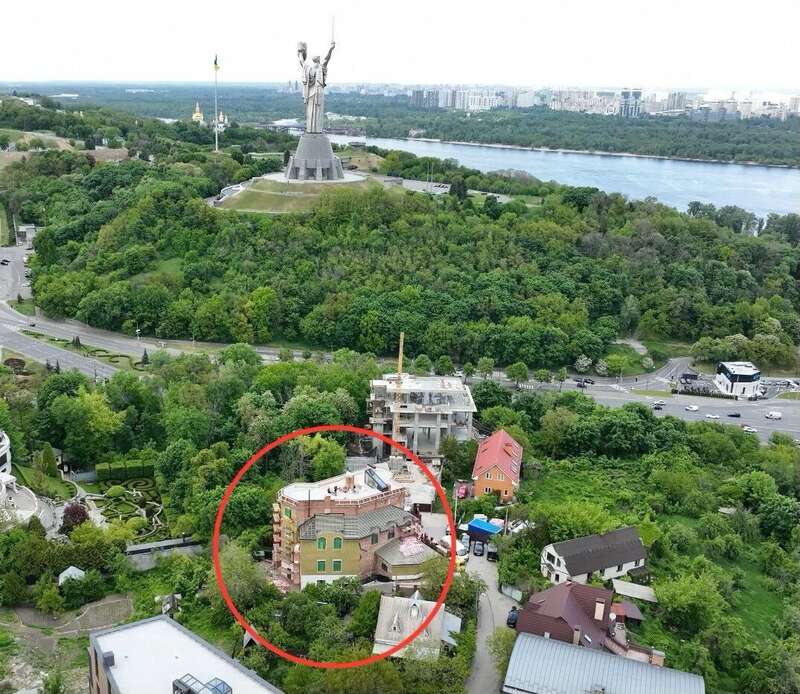 З мансардою і видом на Батьківщину-матір: журналісти показали виведений з-під арешту будинок підрядника МОУ Мітрохіна dqxikeidqxitkant