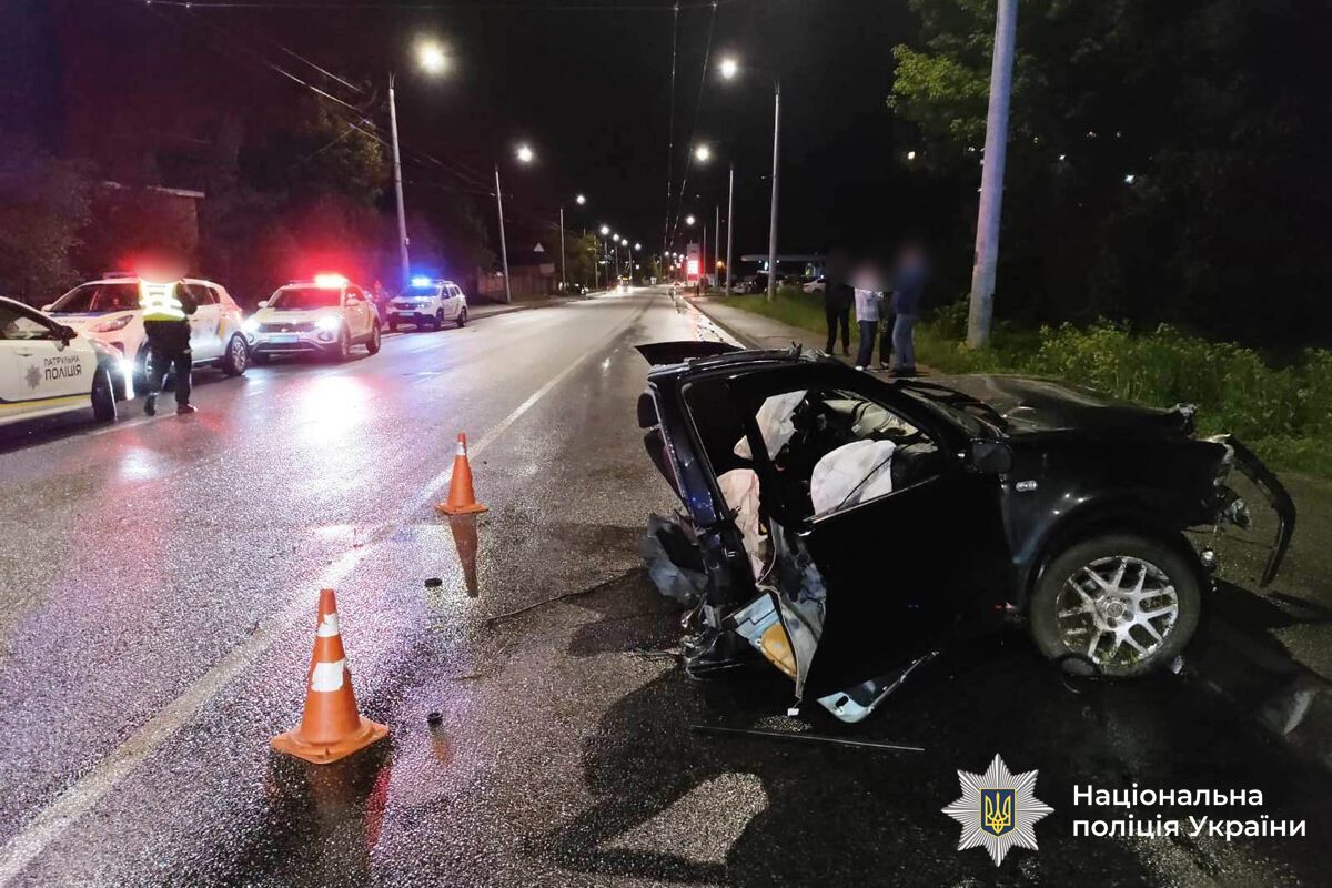 Авто розірвало навпіл: у Вінниці 22-річний водій врізався в бетонний стовп та загинув на місці, є постраждалі. Фото dqxikeidqxiqqeant